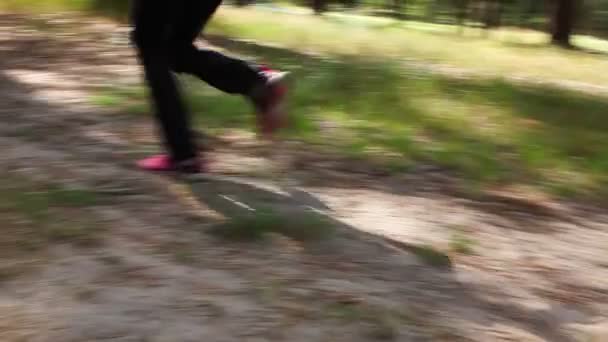 Hermosa mujer corriendo sobre la naturaleza en verano — Vídeo de stock