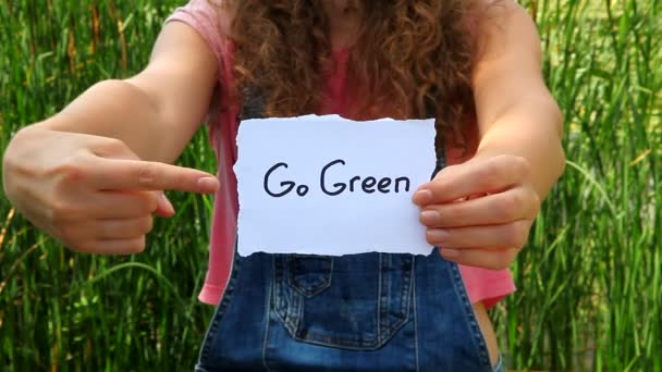 Go green - κορίτσι δείξει λέξεις — Αρχείο Βίντεο