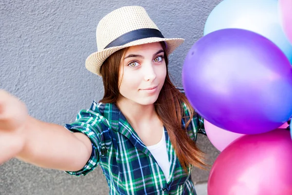 Hermosa adolescente con globos de aire hacer foto selfie —  Fotos de Stock