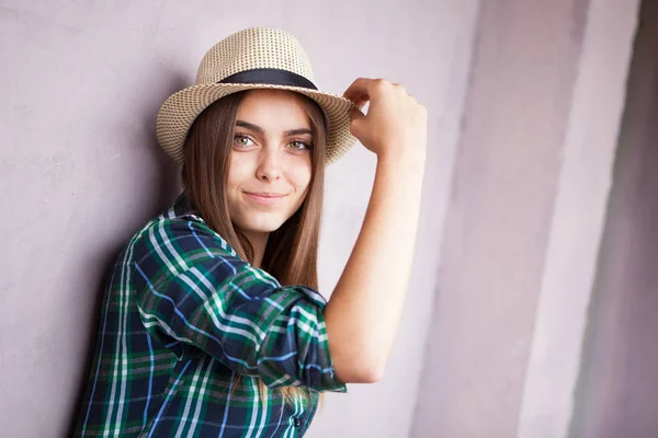 Hermosa joven con sombrero cerca de la pared rosa — Foto de Stock