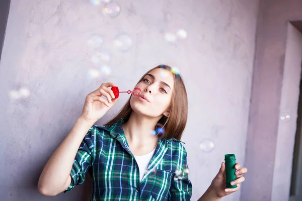 Bella ragazza con lentiggini che soffia bolle — Foto Stock