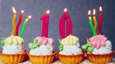 Mutlu 10 doğum günü kek ve pembe numarası mumlar