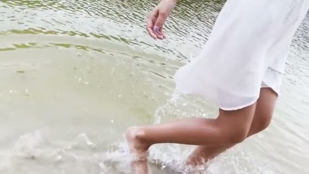 Vacker kvinna i vit klänning dansar i vatten — Stockvideo