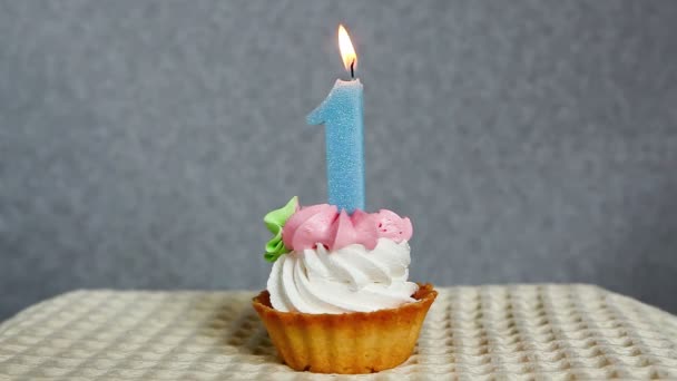 Feliz 1 pastel de cumpleaños y vela azul número uno — Vídeo de stock