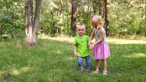 Les enfants applaudissent et sourient à la nature, avec espace de copie 