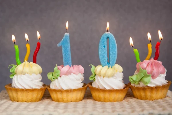 Щасливі 10 подарунків на день народження та сині цифри свічки — стокове фото
