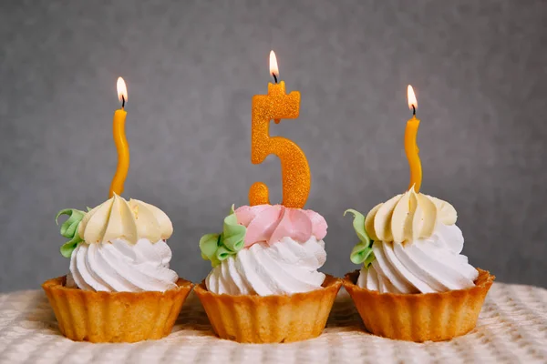 Ювілейні торти з 5 золотими свічками — стокове фото
