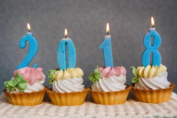 Mutlu yeni 2018 yıl, mavi numarası mumlar ile cupcakes