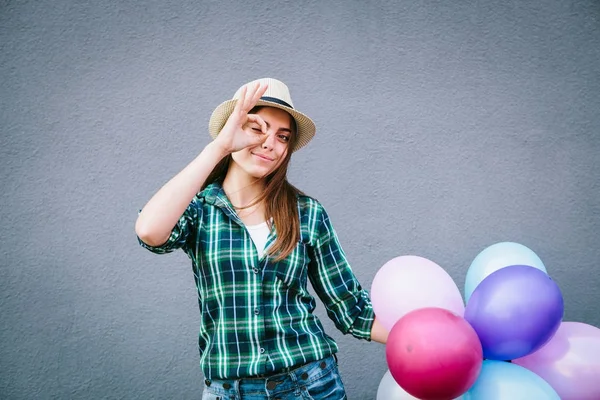 Fată frumoasă cu baloane care se distrează și zâmbesc — Fotografie, imagine de stoc