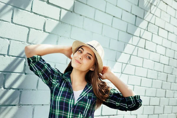 Feliz joven con sombrero y camisa a cuadros sonriendo —  Fotos de Stock