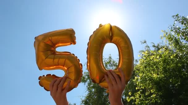 Happy 50-jarig bestaan met gouden lucht ballonnen — Stockvideo