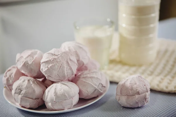 Рожевий солодощі - Zefir (Російська зефір) і молока — стокове фото