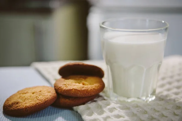 Verre de lait et biscuits sur la table — Photo