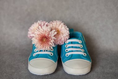 Çiçekler, annelik kavramı ile küçük mavi Bebek Ayakkabı