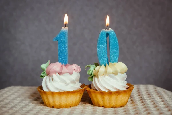 Feliz 10 pasteles de cumpleaños y velas de número azul — Foto de Stock