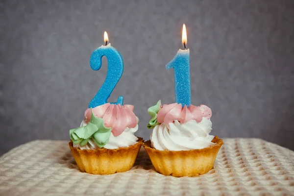 Щасливий 21 день народження - торти та спалювання блакитних свічок — стокове фото