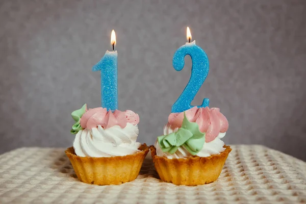 Щасливий 12 день народження - спалювання блакитних свічок на кексах — стокове фото