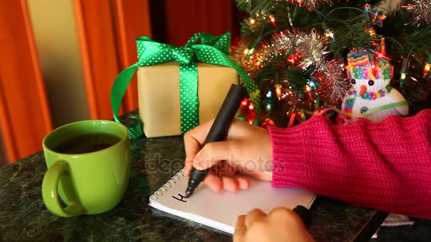 Νεαρή γυναίκα σύνταξη κειμένου - ευτυχισμένο νέο έτος 2018, με Χριστουγεννιάτικο δέντρο και παρουσιάζει — Αρχείο Βίντεο
