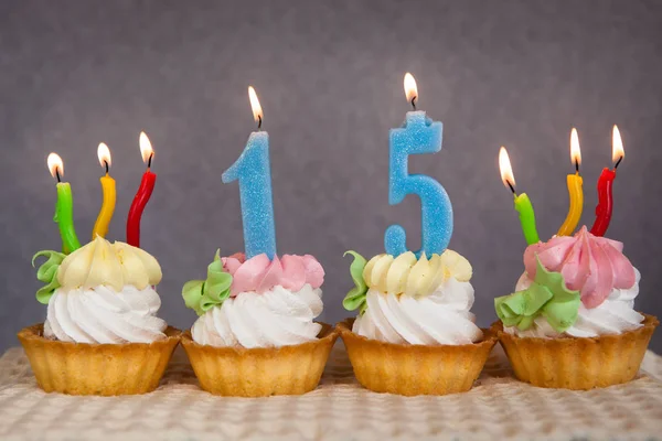 Щасливі 15-річні торти та сині свічки — стокове фото