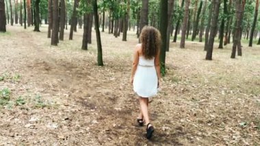 Genç kadın yürüme ormandaki