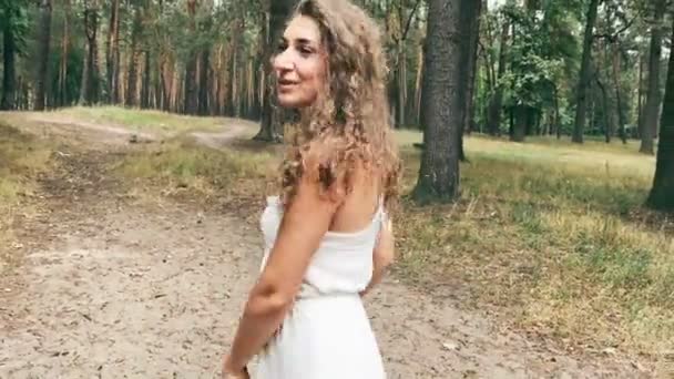 Mooie jonge vrouw dansen in het park — Stockvideo