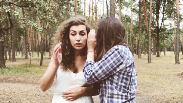 Dos chicas chismorreando sobre noticias impactantes, chica sorprendida — Vídeos de Stock