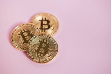 Cryptocurrency kavramı, kopya alanı ile pembe arka plan üzerinde Bitcoin
