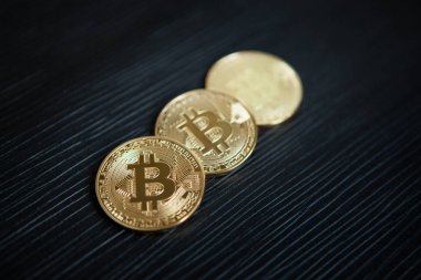 Siyah arka plan, Cryptocurrency kavramı üzerine Bitcoin