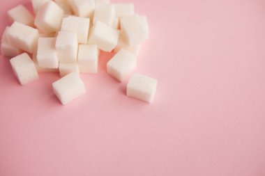Kopya alanı, gıda ile pembe arka plan üzerinde malzemeler şeker
