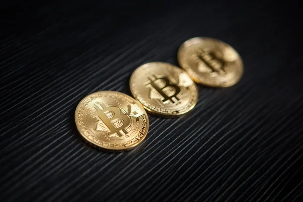Cryptocurrency - Bitcoin siyah arka plan üzerine