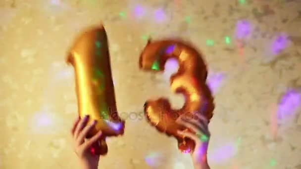 Joyeux Anniversaire Ballons Dorés Avec Numéro Treize — Video