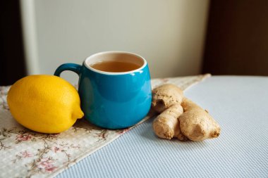 Mavi bardak bitkisel çay zencefil ile ve limon kopya alanı ile