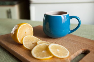 Mavi bardak çay limon dilimleri ile