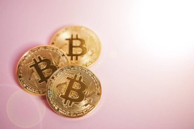 Pembe arka plan, cryptocurrency kavramı üzerinde altın Bitcoin