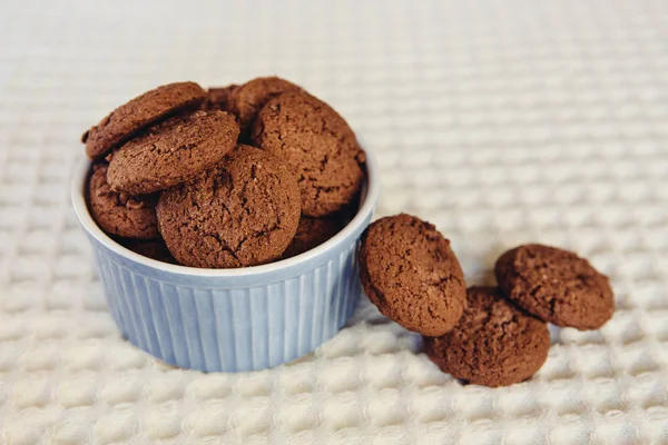 Galletas Chocolate Marrón Oscuro Tazón Azul Pequeño Comida Dulce — Foto de Stock