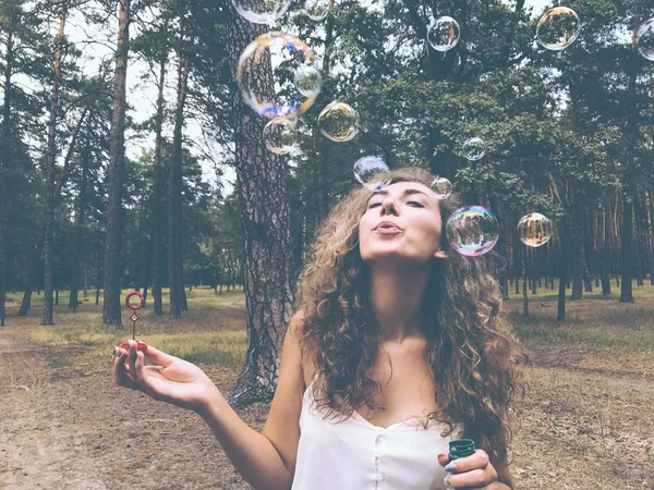 Atractiva Joven Mujer Sopla Burbujas Jabón Bosque — Foto de Stock