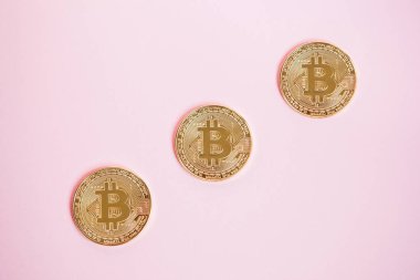 Pembe arka plan, kripto para birimi üzerinde üç Bitcoin