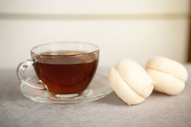 Masaya çay ve tatlı yiyecek fincan