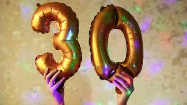 ゴールデン番号風船で手 歳の誕生日おめでとう — ストック動画