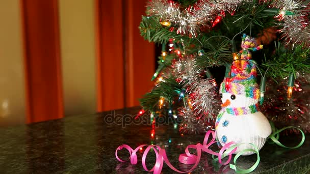 手放礼品盒附近的圣诞树 冬季假期概念 — 图库视频影像