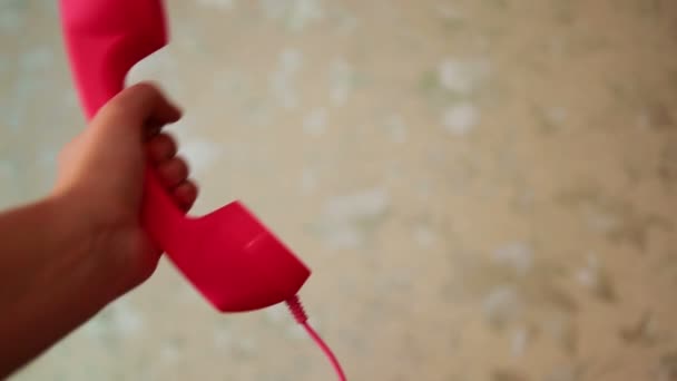 Χέρι Ροζ Τηλέφωνο Έννοια Επικοινωνίας — Αρχείο Βίντεο