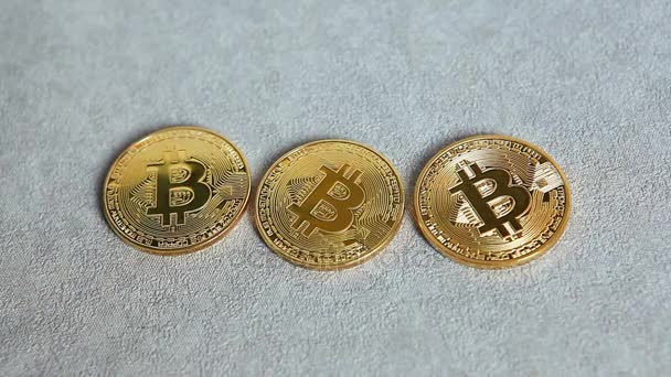 黄金比特和手采取其中之一 Cryptocurrency — 图库视频影像