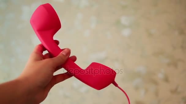 手与粉红色的电话 — 图库视频影像