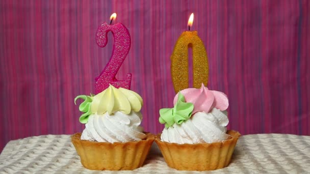 生日纪念日20年与蛋糕和数字蜡烛在粉红色背景 — 图库视频影像