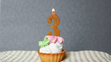 Üçüncü yıldönümü, sayı 3 mum ile mutlu doğum günü pastası