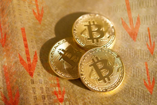Bitcoin falls, Kırmızı oklar aşağı, cryptocurrency kavramı ile altın sikke