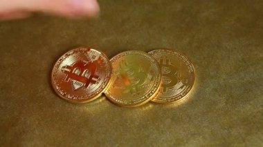 El Bitcoin veya cryptocurrency altın tablo ve çekim bir sonunda geri koymak