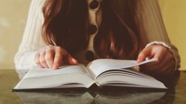 Genç güzel kadın kitap okumak-ebilmek var olmak kullanılmış boş zaman veya eğitim kavramı