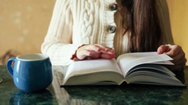 Genç kadın kitap ve içecek çay, eğitim veya eğlence kavramı okuyun