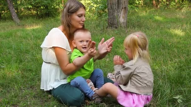 Moeder Speelt Met Haar Kinderen Kleine Jongen Meisje Van Plezier — Stockvideo